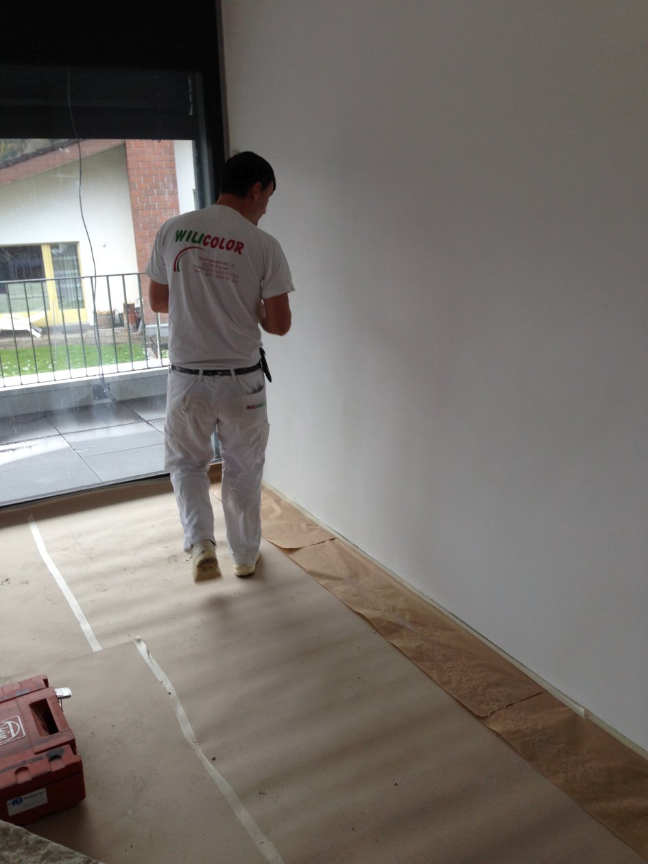 Maler von Wilicolor bei der Arbeit an einer Innenwand